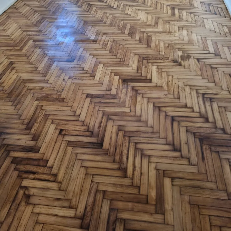 Pulido de piso de madera. Hidrolaqueado