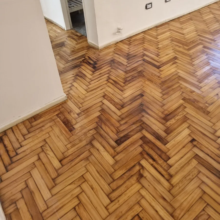 Pulido de piso de madera. Hidrolaqueado