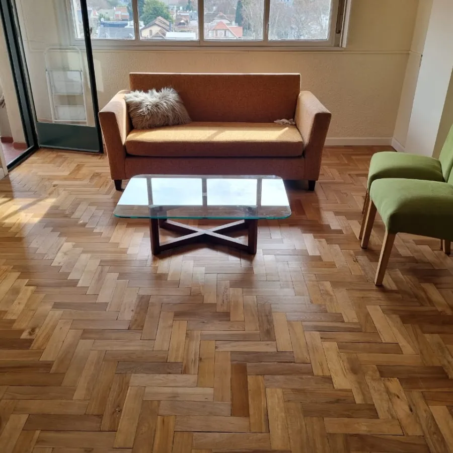 Retiro moquete y recuperación de piso de madera. Sellado y pulido de piso de madera.