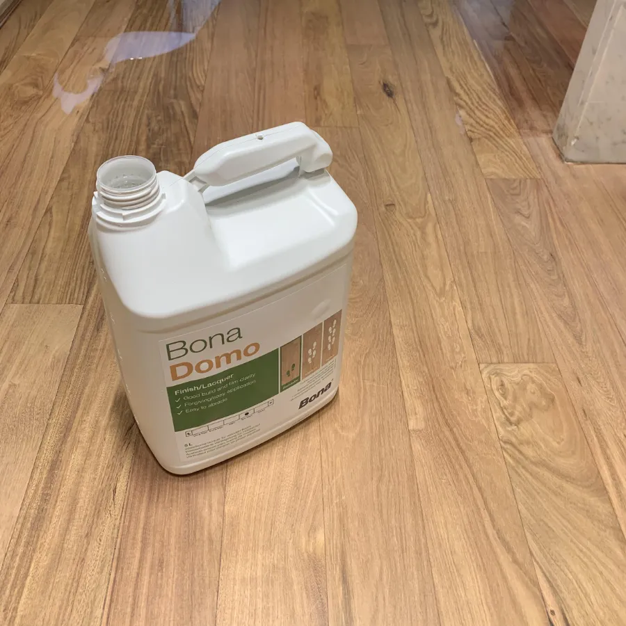 Pulido de piso de madera e hidrolaqueado