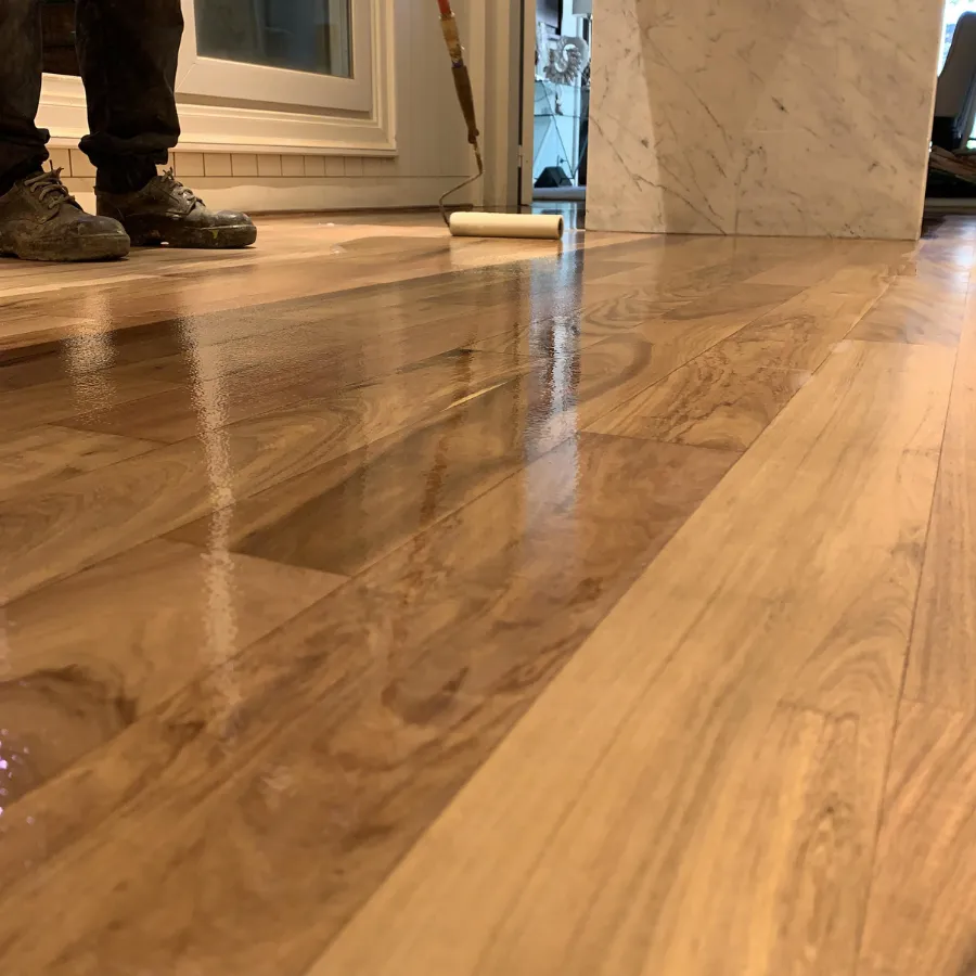 Pulido de piso de madera e hidrolaqueado