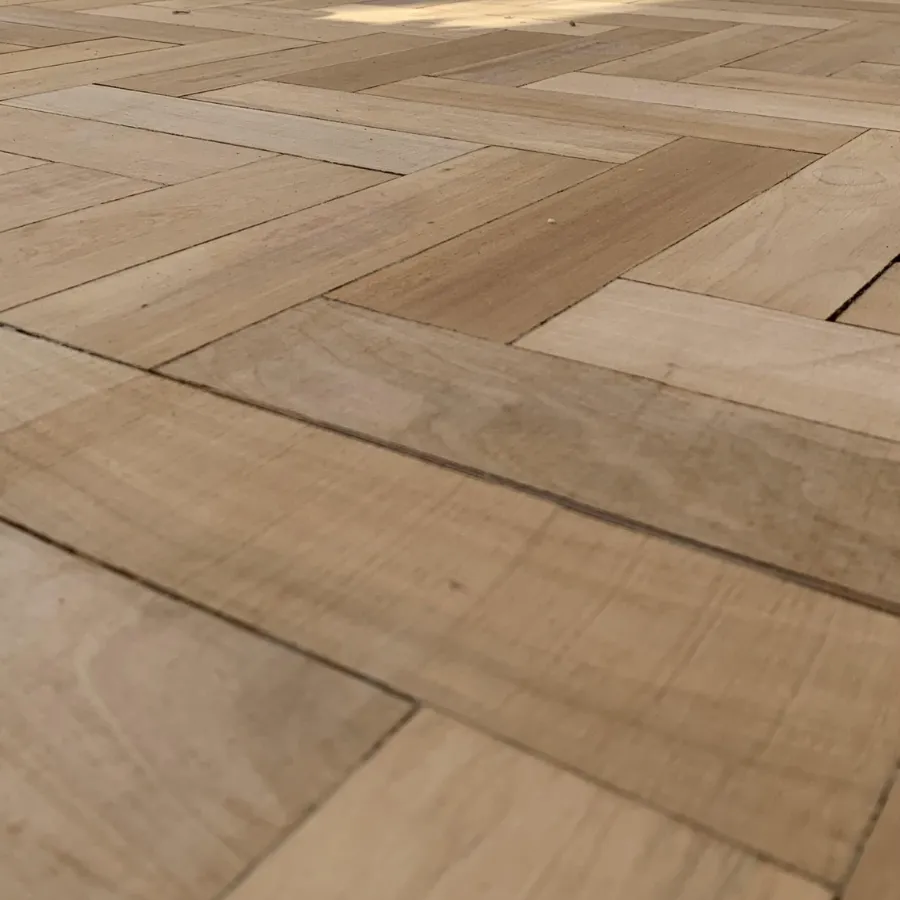 Retiro moquete y recuperación de piso de madera